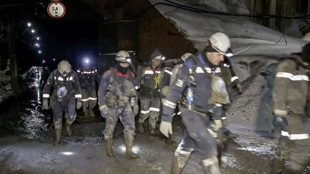 A rendkívüli helyzetek orosz minisztériumának videófelvételéről készített kép mentőalakulatok tagjairól egy beomlott aranybányában a távol-keleti Amuri terület Zejszk körzetében 2024. március 25-én. A helyi hatóságok szerint legkevesebb 13 bányász rekedt a mélyben.