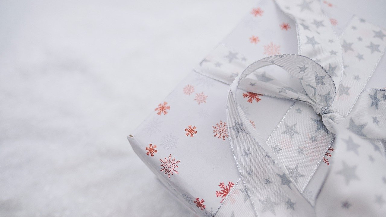 karácsonyi ajándék papírcsomagolás