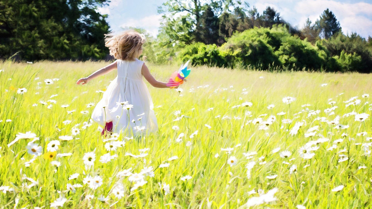 gyerek kislány nyaralás öröm nyári szünet vakáció utazás kirándulás természet szélforgó