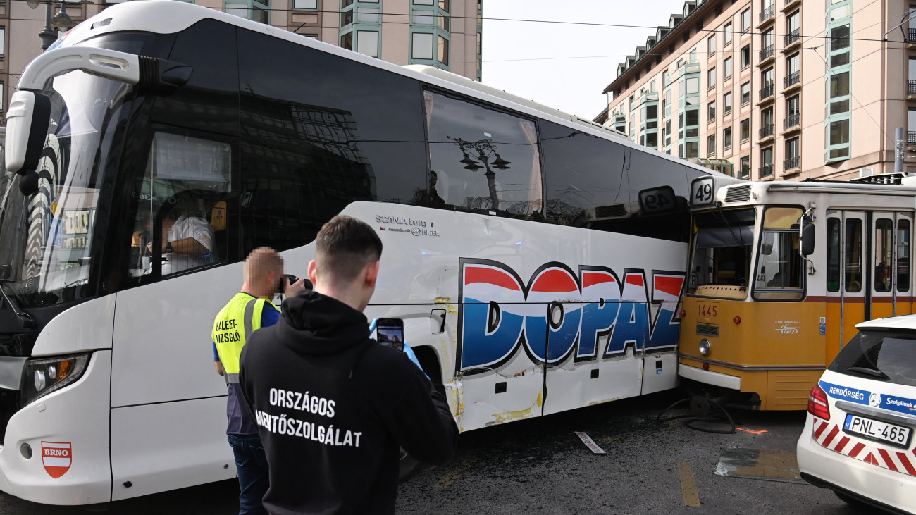 Sérült turistabusz és villamos a budapesti Kálvin téren, ahol a 49-es villamos összeütközött a busszal 2024. március 31-én. A balesetnek a Budapesti Közlekedési Központ (BKK) tájékoztatása szerint egy könnyű sérültje van.