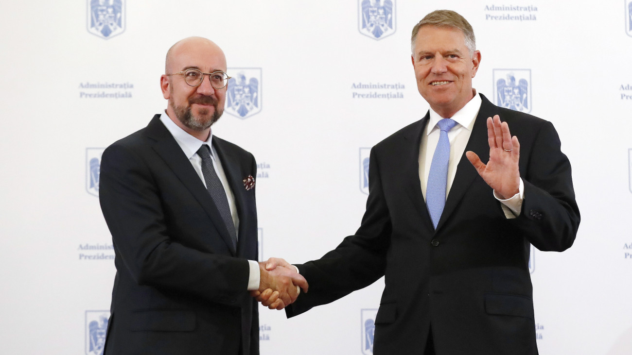 Klaus Iohannis román elnök (j) üdvözli Charles Michelt, az Európai Tanács elnökét a bukaresti államfői rezidencián, a Cotroceni-palotában 2024. április 3-án.