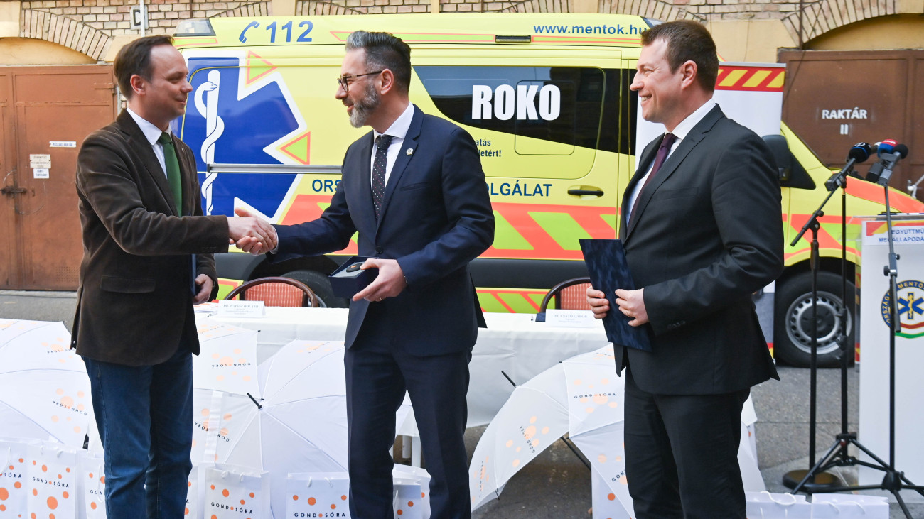 Nyitrai Zsolt, a miniszterelnök főtanácsadója a Miniszterelnöki Kabinetiroda képviseletében (b), Csató Gábor, az Országos Mentőszolgálat (OMSZ) főigazgatója (k) és Juhász Roland, a Kormányzati Szolgáltató Központ Nonprofit Kft. ügyvezető igazgatója (j) a Gondosóra program és a mentőszolgálat együttműködési megállapodásának aláírása után az OMSZ budapesti főigazgatóságán 2024. április 3-án. A Gondosóra program még hatékonyabbá tétele érdekében kötött együttműködési megállapodást az Országos Mentőszolgálat, a Miniszterelnöki Kabinetiroda és a Kormányzati Szolgáltató Központ Nonprofit Kft.