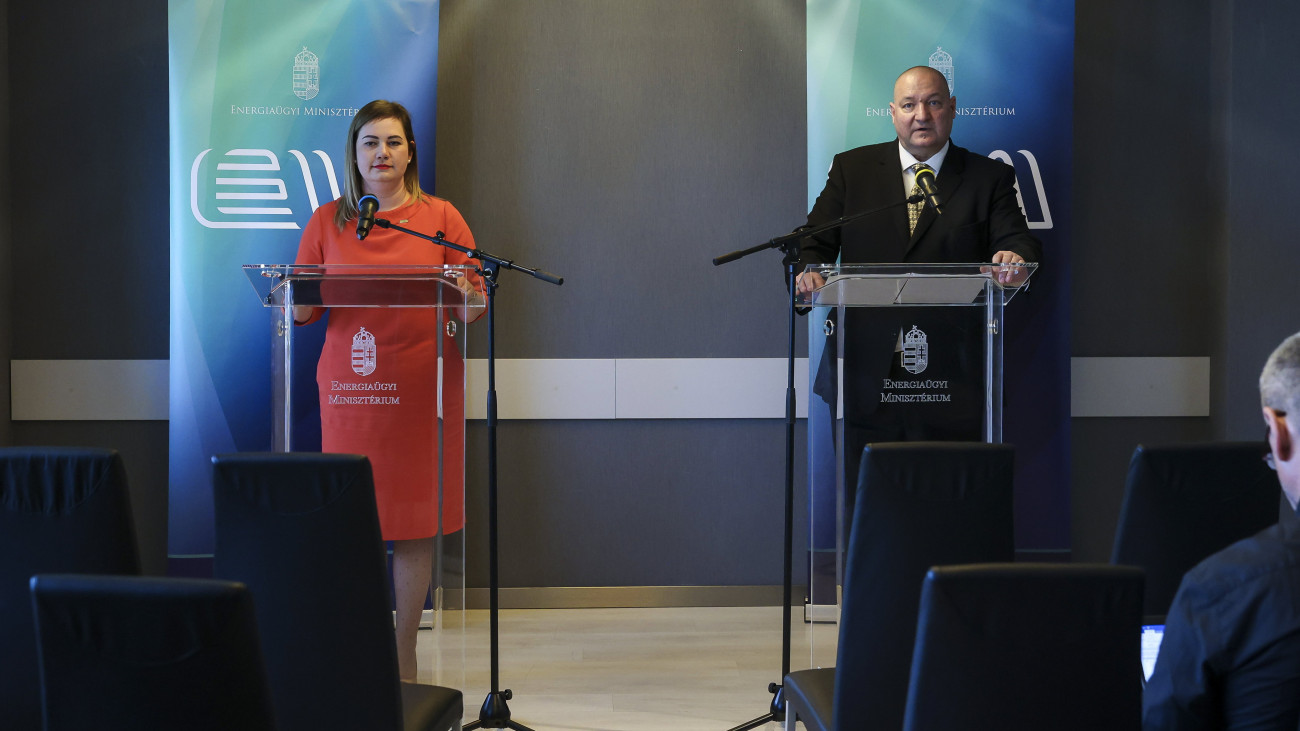 Németh Szilárd rezsicsökkentés fenntartásáért felelős kormánybiztos (j) és Bozóky Anita, a Magyar Villamos Művek (MVM) kommunikációs igazgatója az Energiaügyi Minisztériumban tartott sajtótájékoztatón 2024. április 3-án. A politikus bejelentette: átalánydíjat fizető fogyasztóknak ad segítséget a kedvezményes földgázmennyiség kiosztásának áprilistól életbe lépő módosítása.