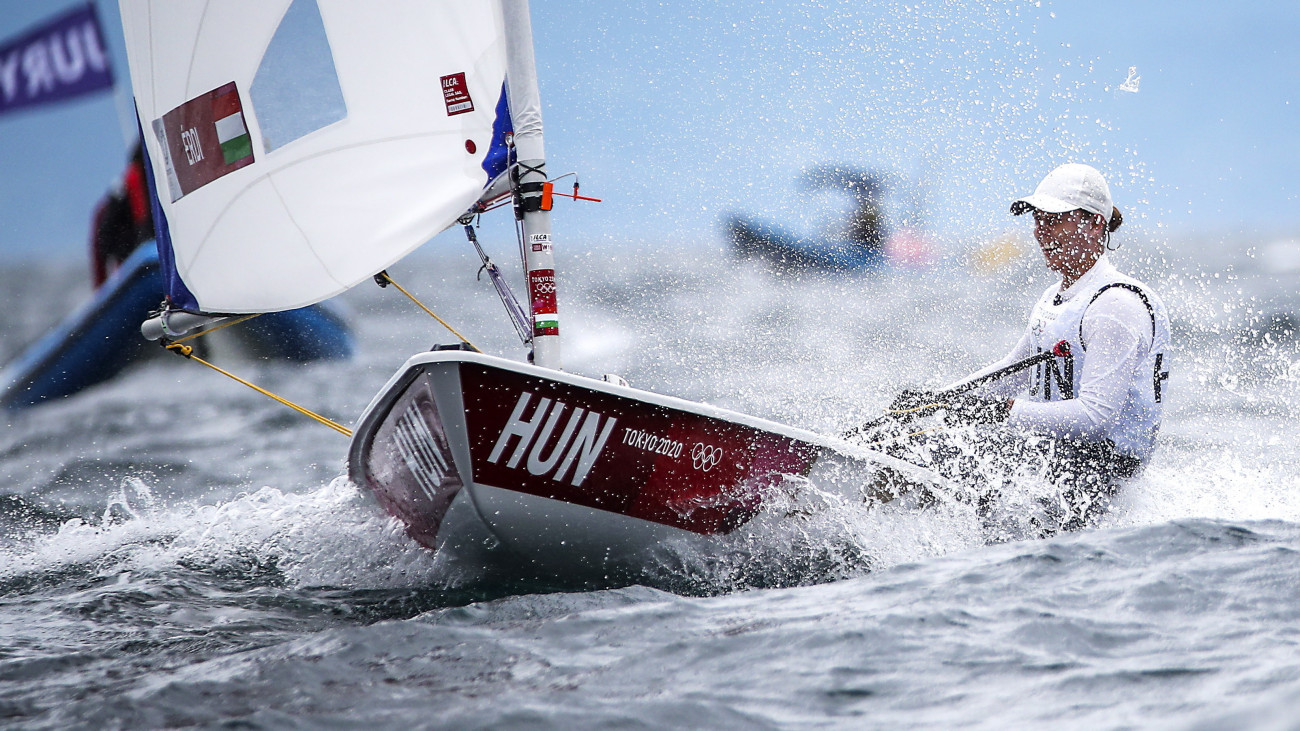 Érdi Mária a világméretű koronavírus-járvány miatt 2021-re halasztott 2020-as tokiói nyári olimpia vitorlásversenyének női Laser Radial hajóosztályában az Enosima Jachtkikötőben 2021. július 27-én.