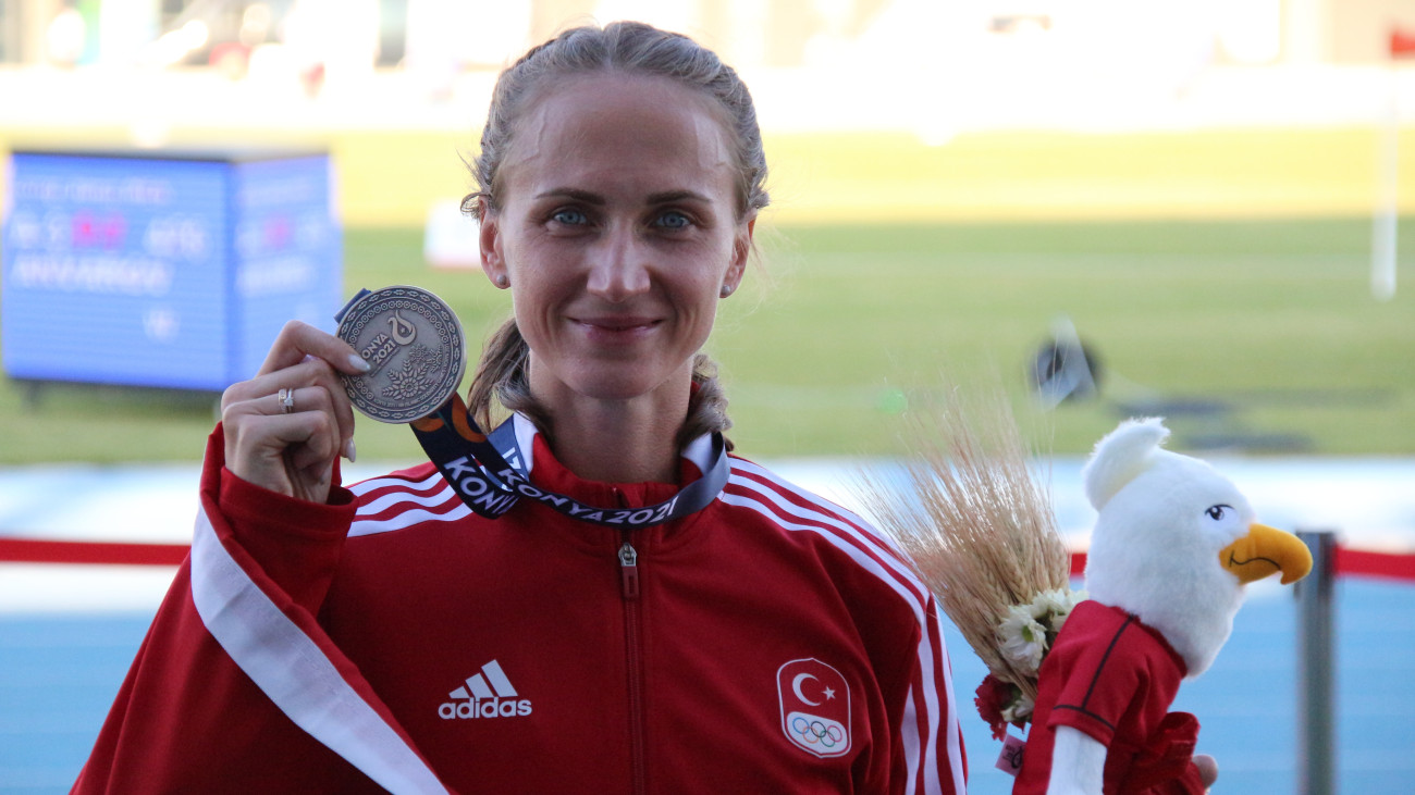 KONYA, TURKIYE - AUGUST 12: Ekaterina Guliyev of Turkiye celebrates after winning silver medal in the womens 1500m final during the 5th Islamic Solidarity Games in Konya, Turkiye on August 12, 2022. (Photo by Havva Dereagzi/Anadolu Agency via Getty Images)