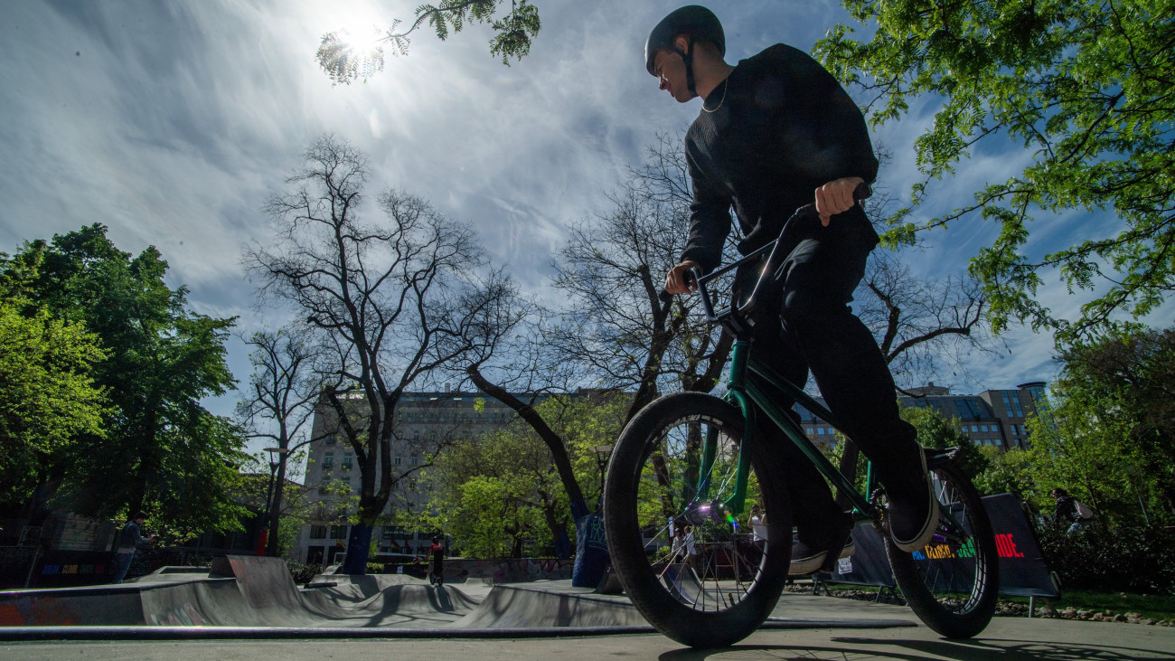 Budapest, 2024. április 9.Kempf Zoltán BMX freestyle-os bemutatót tart a szabadstílusú BMX, breaktánc, gördeszka, sportmászás olimpiai kvalifikációs versenyről szóló sajtótájékoztatón a budapesti Erzsébet Skateparkban 2024. április 9-én. A versenyt június 20. és 23. között tartják Ludovika Campuson.