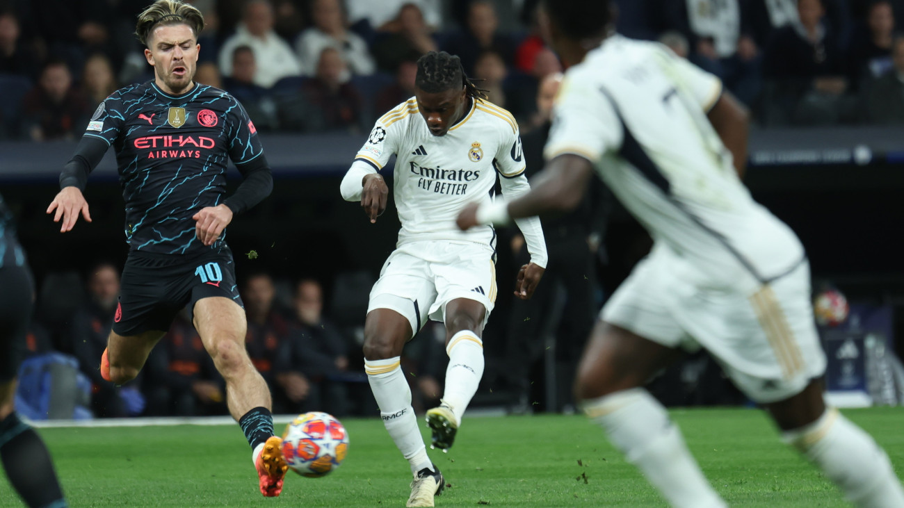 Eduardo Camavinga, a Real Madrid játékosa berúgja csapata első, egyenlítő gólját a labdarúgó Bajnokok Ligája negyeddöntőjének első, Real Madrid-Manchester City mérkőzésén a madridi Santiago Bernabeu Stadionban 2024. április 9-én.MTI/EPA/EFE/Kiko Huesca