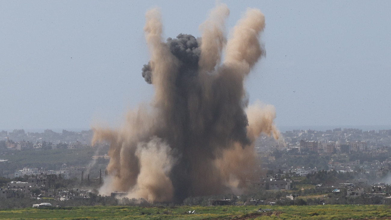 Izraeli légicsapás a Gázai övezet északi részén fekvő Bét Hanúnban 2024. március 6-án. A Hamász palesztin iszlamista szervezet fegyveresei 2023. október 7-én támadást indítottak Izrael ellen, az izraeli haderő pedig válaszul légi és szárazföldi hadműveleteket hajt végre a Gázai övezetben.