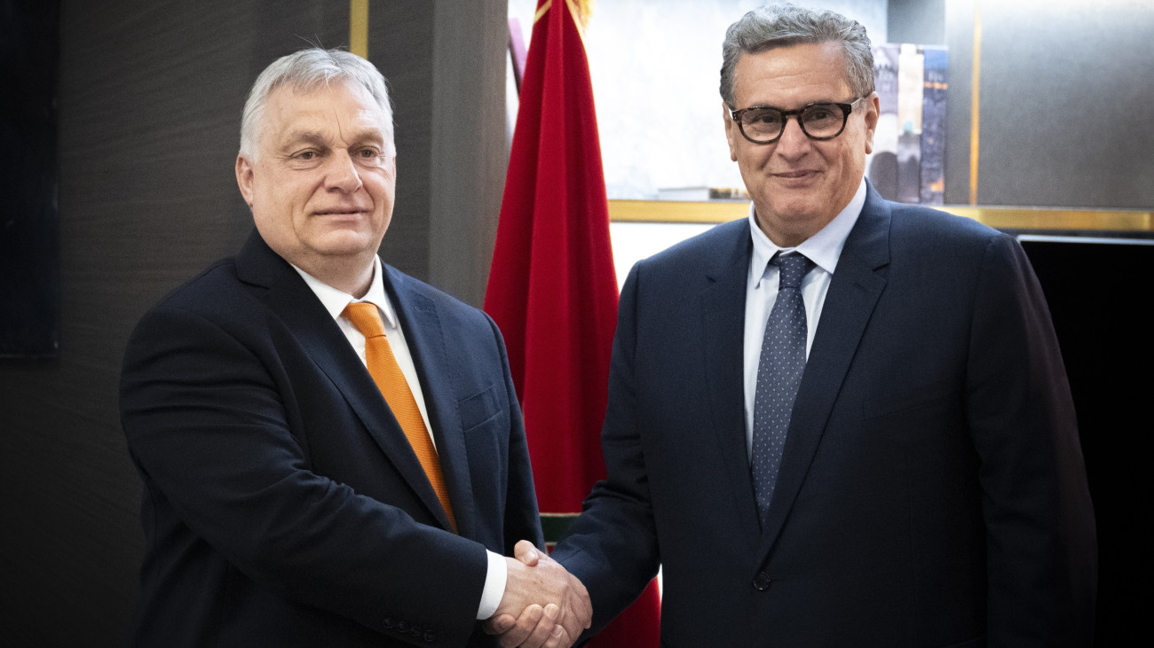 A Miniszterelnöki Sajtóiroda által közreadott képen Orbán Viktor miniszterelnök (b) és Aziz Akhannouch marokkói kormányfő marrákesi munkavacsorájukon 2024. április 12-én este.