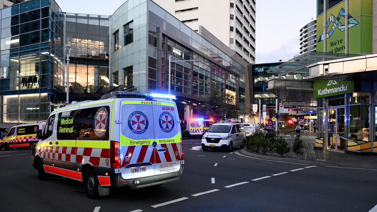 Rendőrök és mentősök a helyszínen a sydney-i Westfield Bondi Junction bevásárlóközpontban elkövetett késes támadást követően 2024. április 13-án. A támadó késsel megölt öt embert, többeket megsebesített, az elkövetőt a rendőrség agyonlőtte.