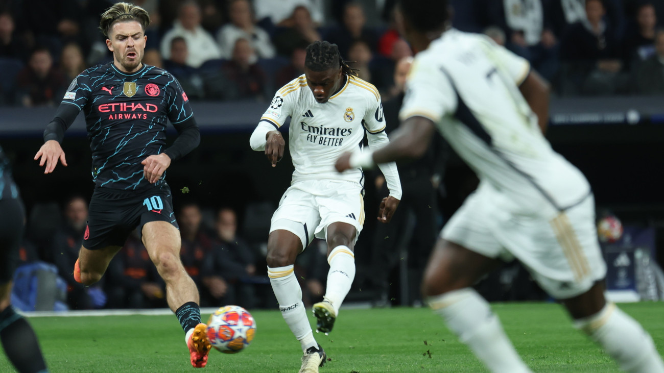 Eduardo Camavinga, a Real Madrid játékosa berúgja csapata első, egyenlítő gólját a labdarúgó Bajnokok Ligája negyeddöntőjének első, Real Madrid-Manchester City mérkőzésén a madridi Santiago Bernabeu Stadionban 2024. április 9-én.