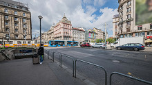 Súlyos buszbaleset rengeteg sérülttel az Astoriánál Budapesten, gyerekek is megsérültek
