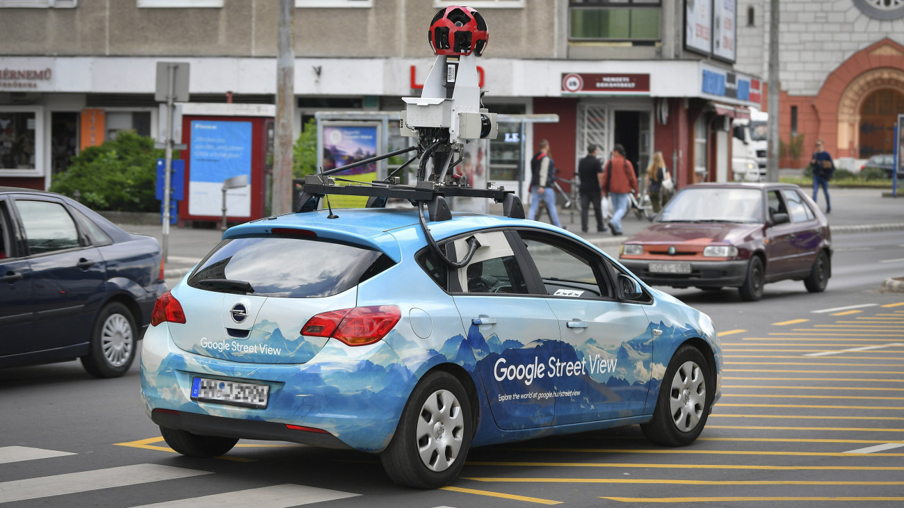 A Google autója a debreceni Csapó utcán 2018. május 18-án. A Google autói újra járják Magyarországot, hogy a Google-térkép szolgáltatása, a Street View, azaz az utcakép funkcióit frissítsék.