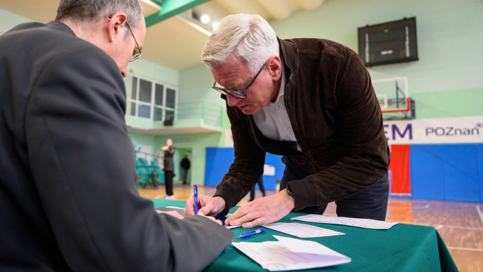 Exit poll: három nagyvárosban is a lengyel kormánykoalíció polgármester-jelöltjei győztek