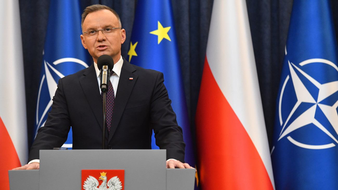 Andrzej Duda lengyel elnök a két bebörtönzött ellenzéki képviselő, Mariusz Kaminski volt belügyminiszter és Maciej Wasik volt belügyminiszter-helyettes kegyelemben részesítéséről nyilatkozik a varsói elnöki palotában 2024. január 23-án. Az államfő ismét megkegyelmezett a két politikusnak, akiket évekkel korábban már kegyelemben részesített, de az egykori büntetőügyben hozott újabb bírósági ítélet alapján a kegyelem ellenére megfosztották képviselői mandátumuktól és börtönbe zárták őket.