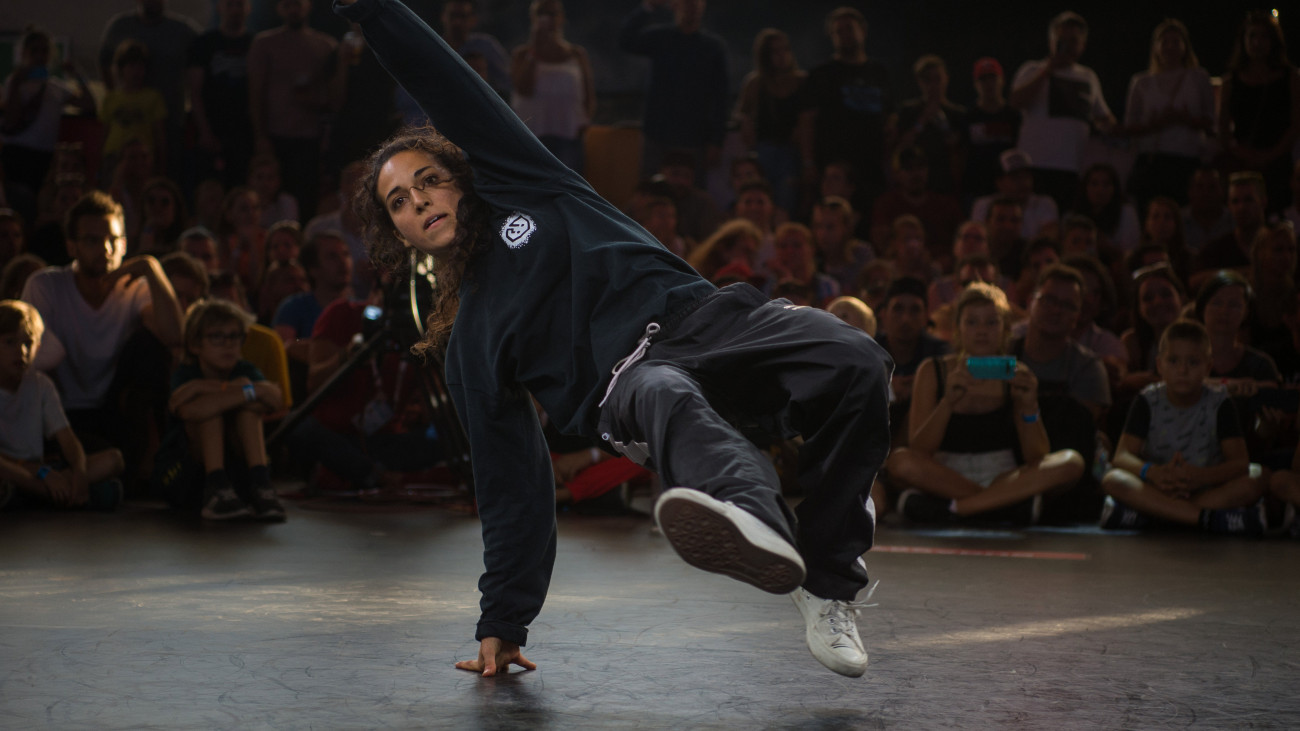 A francia Andrea Mandolini a női breaktánc selejtezőjében az első World Urban Games-en, az utcai sportok világjátékán a Csepel-sziget bejárójánál fekvő Nagyvásártelepen 2019. szeptember 14-én. Negyvenhat ország 300 versenyzője vesz részt a háromnapos versenyen, amelyet szeptember 13-15. között rendeznek Budapesten.