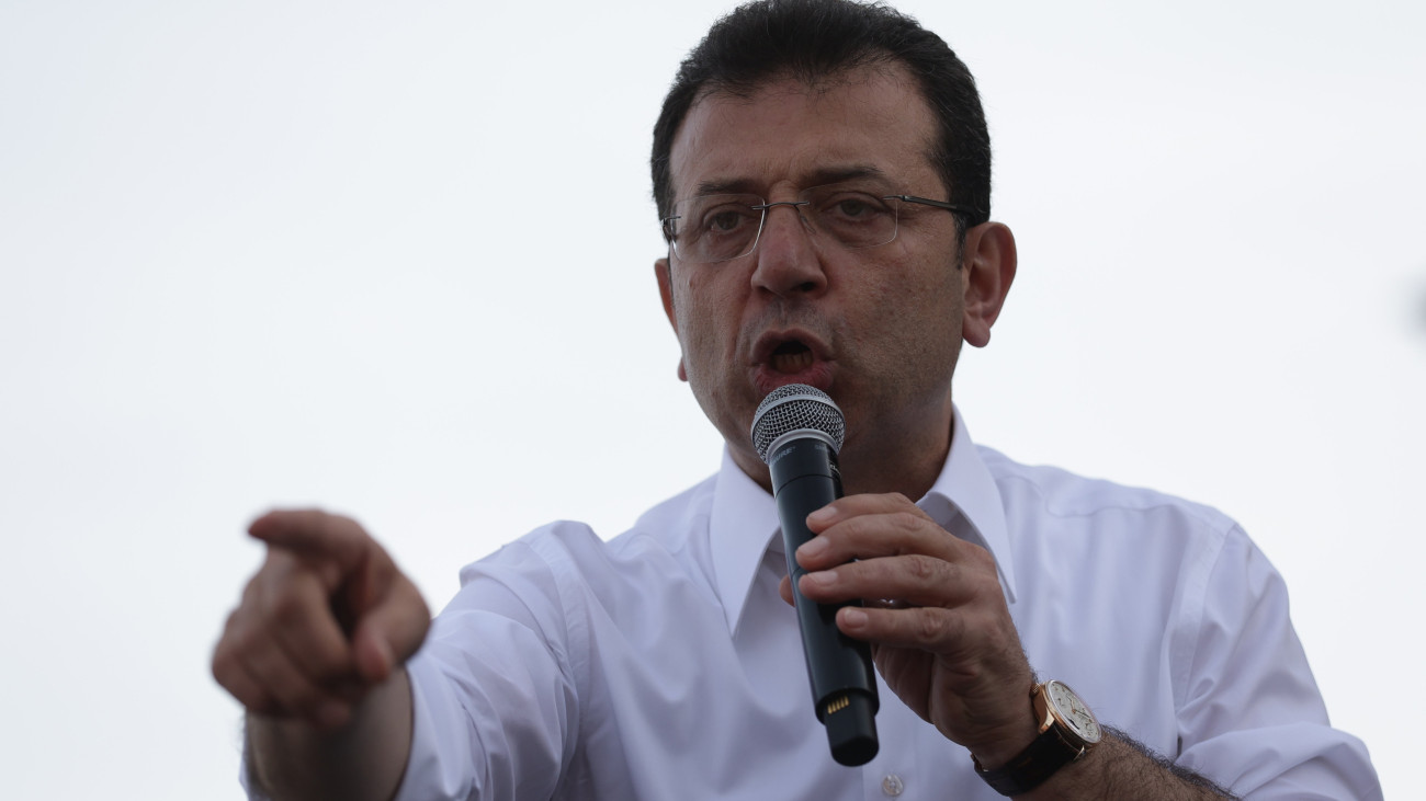 Isztambul, 2024. március 30.Ekrem Imamoglu, a török ellenzéki Köztársasági Néppárt (CHP) isztambuli polgármestere és jelöltje beszél egy isztambuli kampánygyűlésen 2024. március 30-án. Az önkormányzati választásokat március 31-én rendezik Törökországban.