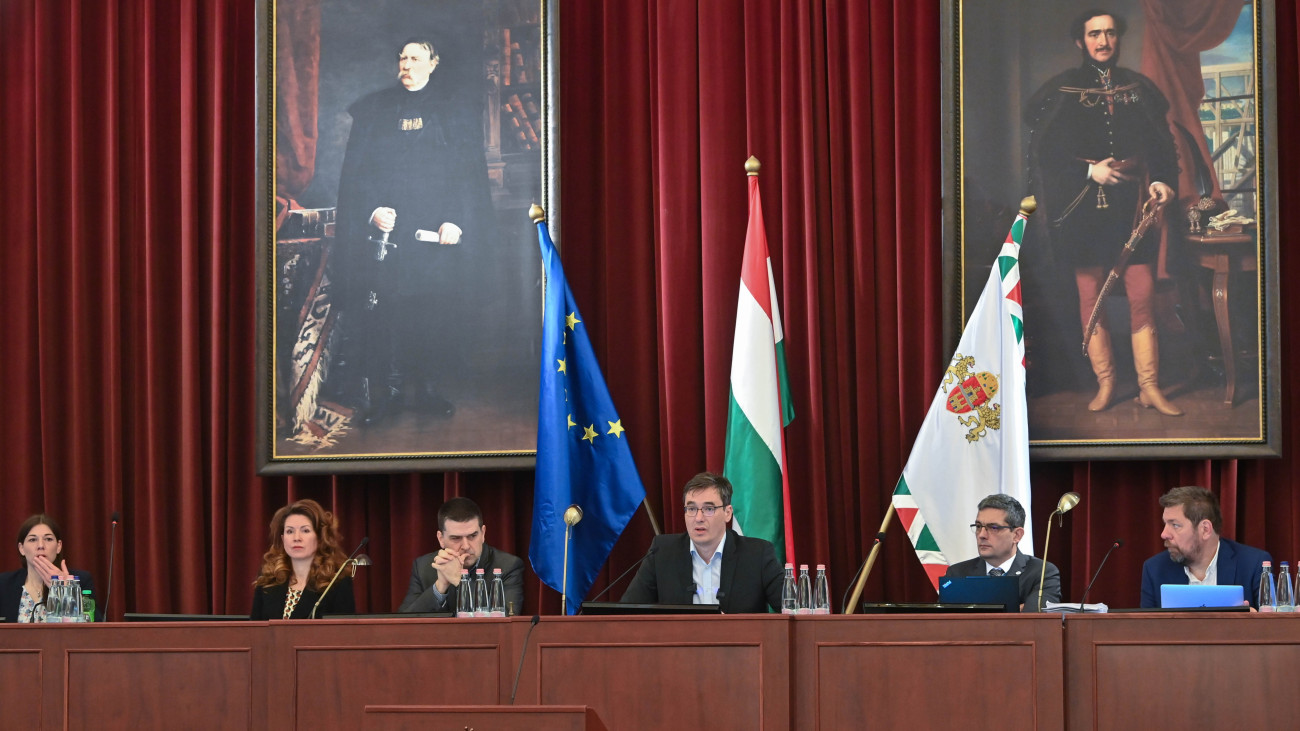 Bősz Anett (DK) humán területekért felelős főpolgármester-helyettes, Tüttő Kata (MSZP) városüzemeltetésért felelős főpolgármester-helyettes, Kiss Ambrus (független) általános főpolgármester-helyettes, Karácsony Gergely főpolgármester, Számadó Tamás főjegyző és Kerpel-Fronius Gábor (Momentum) okosvárosért és részvételiségért felelős főpolgármester-helyettes (b-j) a Fővárosi Közgyűlés ülésén a Városházán 2024. április 24-én.