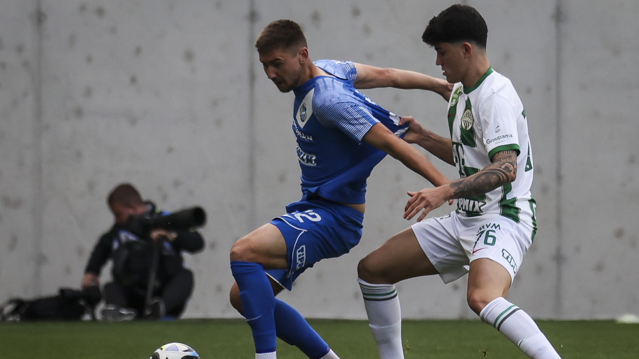 Lisztes Krisztián, a Ferencváros (j) és Hej Viktor, az MTK játékosa a labdarúgó OTP Bank Liga 30. fordulójában játszott MTK Budapest - Ferencvárosi TC mérkőzésen a Hidegkuti Nándor Stadionban 2024. április 28-án.