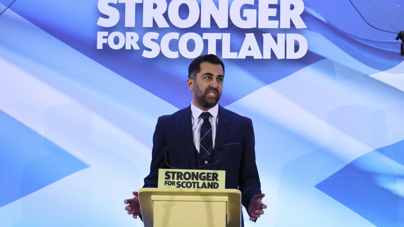 Humza Yousaf eddigi egészségügyi miniszter beszél, miután megválasztották a Skóciában kormányzó, függetlenségre törekvő Skót Nemzeti Párt (SNP) új vezetőjévé az edinburghi Murrayfield stadionban rendezett vezetőválasztáson 2023. március 27-én. Az eredmény azt is jelenti, hogy Yousaf lesz Skócia következő miniszterelnöke. Az eddigi skót kormányfő, Nicola Sturgeon február 15-én jelentette be teljesen váratlanul, hogy távozik az SNP éléről és így a skót miniszterelnöki tisztségből is.