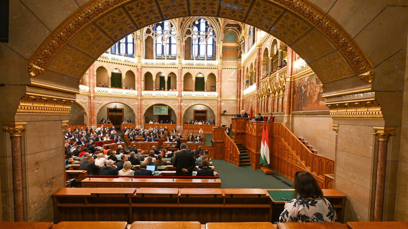 Képviselők szavaznak az Országgyűlés plenáris ülésén 2024. április 30-án.