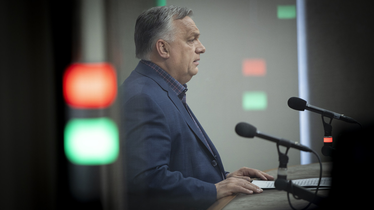 A Miniszterelnöki Sajtóiroda által közreadott képen Orbán Viktor kormányfő interjút ad a Jó reggelt, Magyarország! című műsorban a Kossuth rádió óbudai stúdiójában 2024. május 3-án.