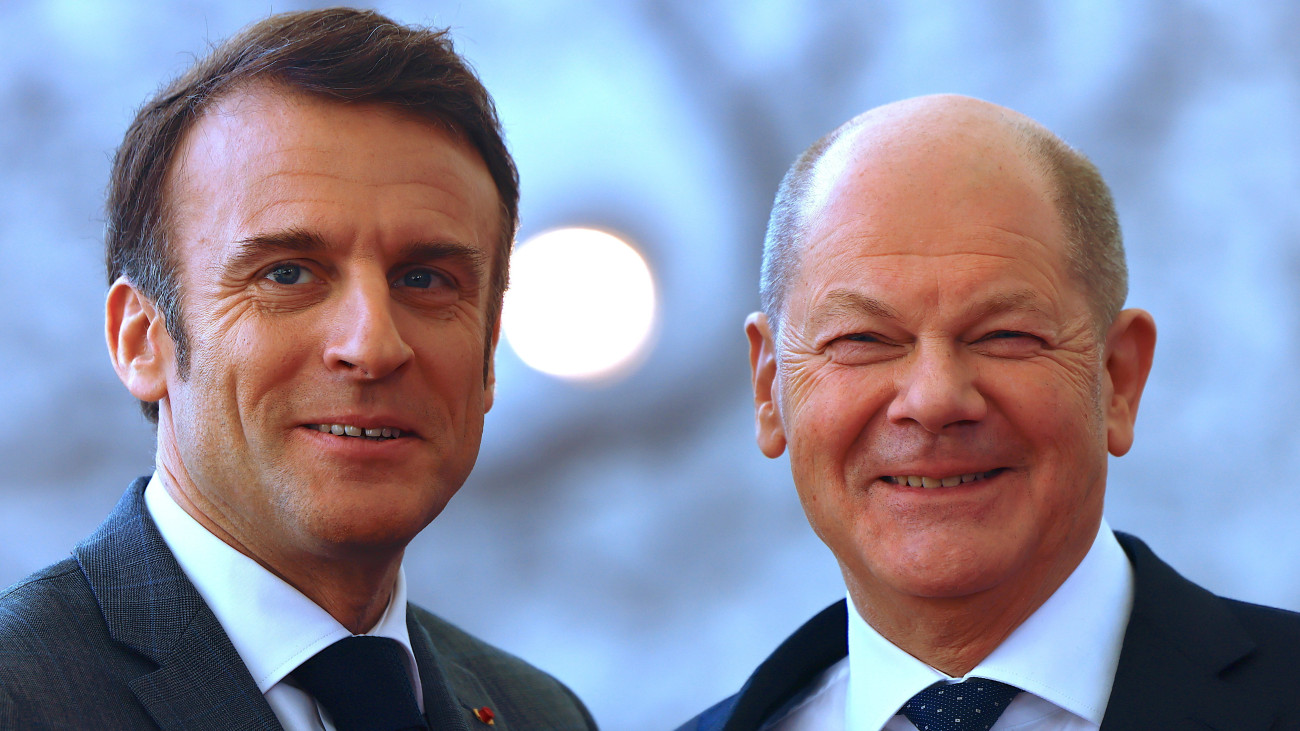 Olaf Scholz német kancellár (j) üdvözli Emmanuel Macron francia elnököt a lengyel-francia-német együttműködési csoport, az úgynevezett weimari háromszög vezetőinek csúcstalálkozója előtt Berlinben 2024. március 15-én. A weimari háromszöget 1991-ben alapította Lengyelország, Németország és Franciaország.