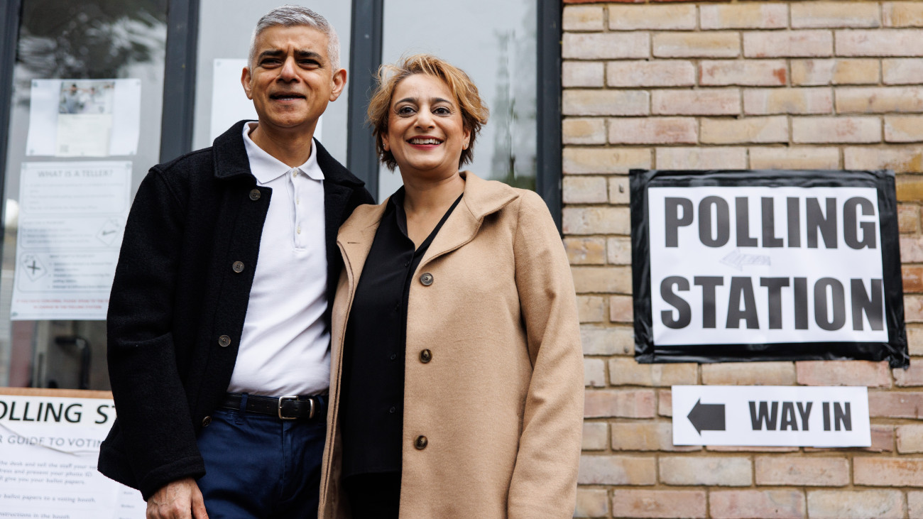 London, 2024. május 2.A jelenlegi londoni polgármester, a legnagyobb ellenzéki erőt, a Munkáspártot képviselő Sadiq Khan (b) és felesége, Saadiya Ahmed egy londoni szavazóhelyiség bejáratánál 2024. május 2-án. A mai napon tanácsi és polgármesterválasztásokat tartanak Angliában, a helyhatósági választásokon 107 angliai tanács 2660 képviselői helyéről döntenek a választók, tizenegy városban pedig polgármesterre is szavaznak.