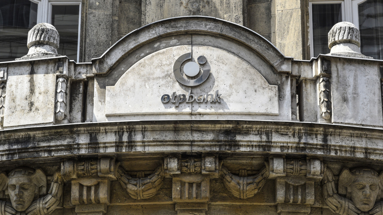 Budapest, 2021. július 11. Az OTP Bank céglogója a Körössy Albert és Kiss Géza tervei alapján 1912-ben készült eklektikus stílusú, de a reneszánsz és az art deco formai elemeit is hordozó bankszékház, az egykoron a Magyar Agrár- és Járadékbank Részvénytársaság épületénak bejárata felett, a főváros V. kerületében a Nádor utcában. Az épület az OTP Bank székháza. MTVA/Bizományosi: Róka László