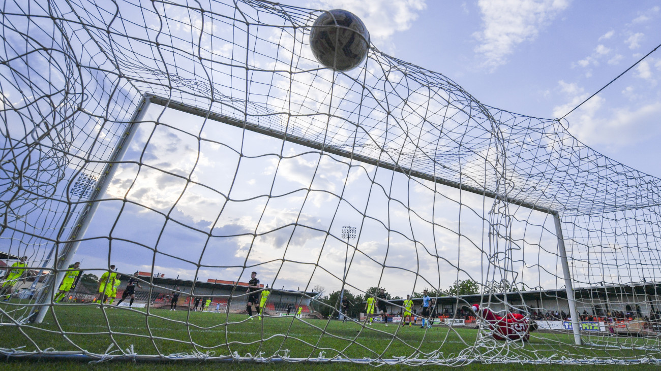 Kovácsréti Márknak, a Nyíregyháza játékosának egyenlítő gólja a labdarúgó Merkantil Bank Liga 31. fordulójában játszott Nyíregyháza Spartacus FC - Gyirmót FC Győr mérkőzésen a Balmazújvárosi Városi Stadionban 2024. május 5-én.