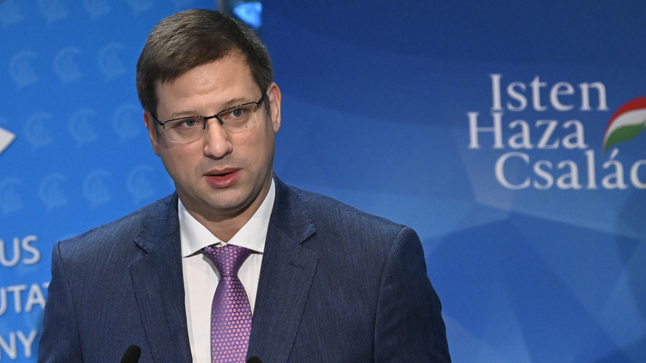 Gulyás Gergely Miniszterelnökséget vezető miniszter beszédet mond az Oeconomus Gazdaságkutató Alapítvány  Magyarország 20 éve az Európai Unióban című budapesti konferenciáján 2024. május 6-án.