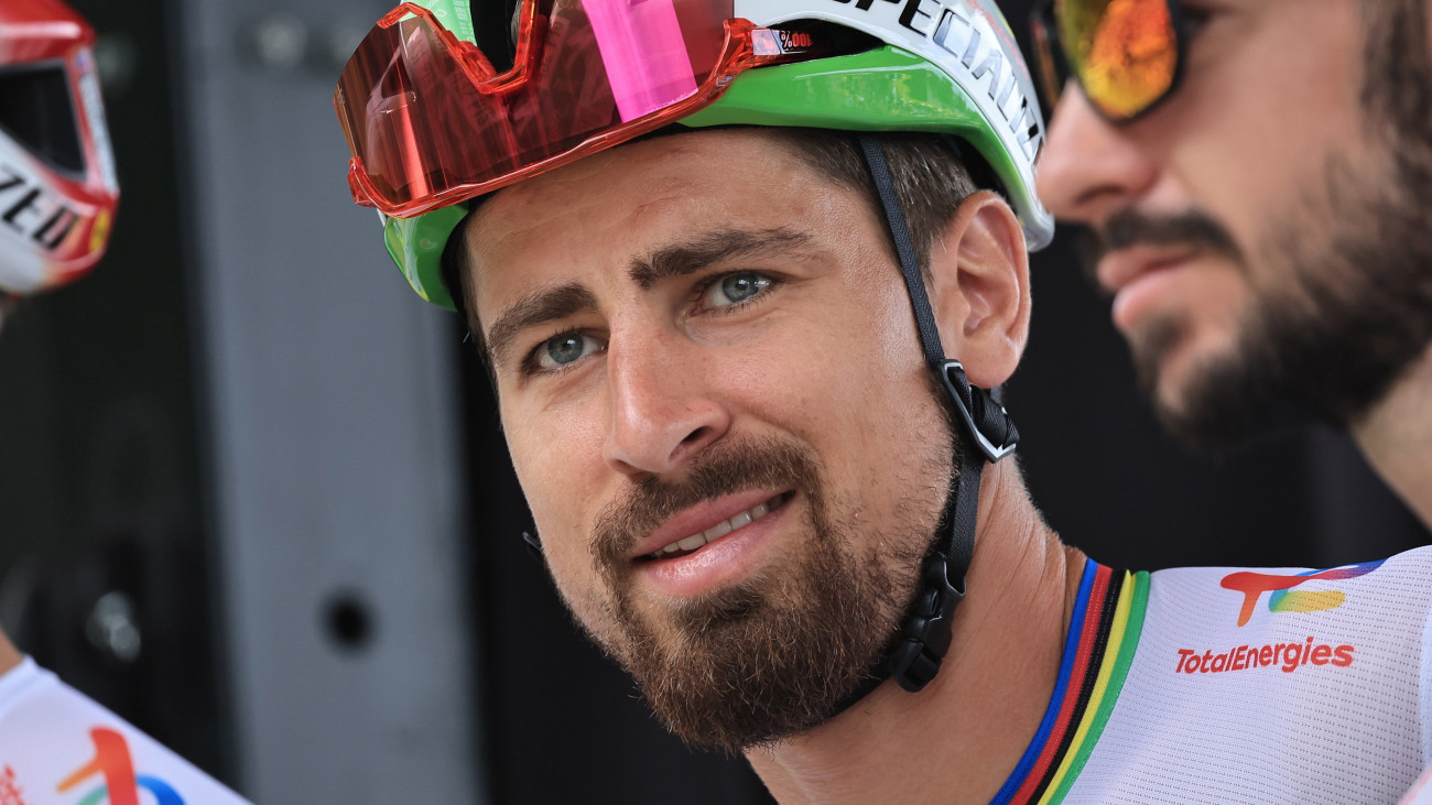 Peter Sagan, a TotalEnergies szlovák versenyzője a Tour de France francia országúti kerékpáros körverseny 19., Moirans-en-Montagne és Poligny közötti 173 kilométeres szakaszának rajtja előtt 2023. július 21-én.