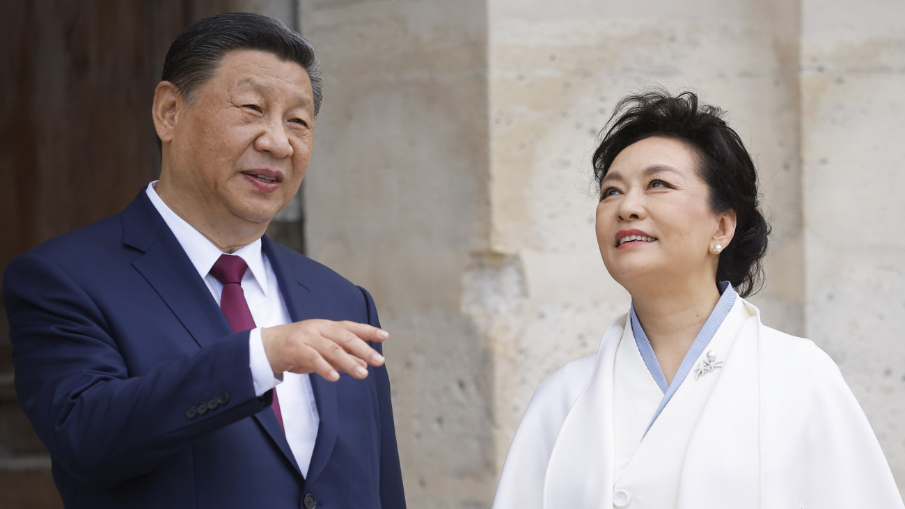 A kétnapos állami látogatáson Franciaországban tartózkodó Hszi Csin-ping kínai elnök és a felesége, Peng Li-jüan a párizsi Invalidusok díszudvarán tartott fogadási ünnepségen 2024. május 6-án.