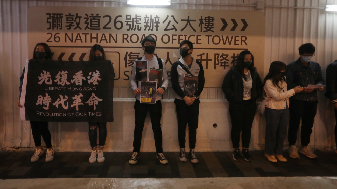 Kormányellenes tüntetők élőláncot alkotnak egy hongkongi tüntetésen 2019. december 31-én.