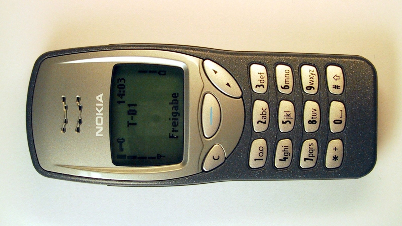 (GERMANY OUT) Das Mobiltelefon 3210 von Nokia. . (Photo by Heuser/ullstein bild via Getty Images)
