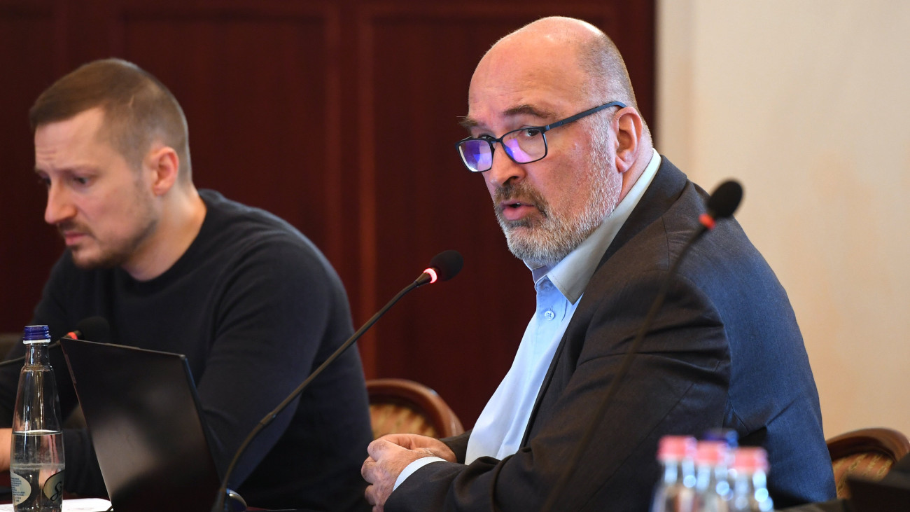 Pikó András (Momentum-DK-MSZP-Párbeszéd-LMP), a VIII. kerület polgármestere felszólal a Fővárosi Közgyűlés ülésén a Városházán 2023. november 29-én.
