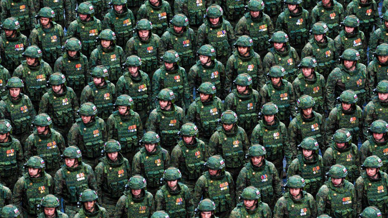Ukrajnát megjárt orosz katonák a Győzelem Napján rendezett moszkvai katonai parádén. Forrás: X / The News Room