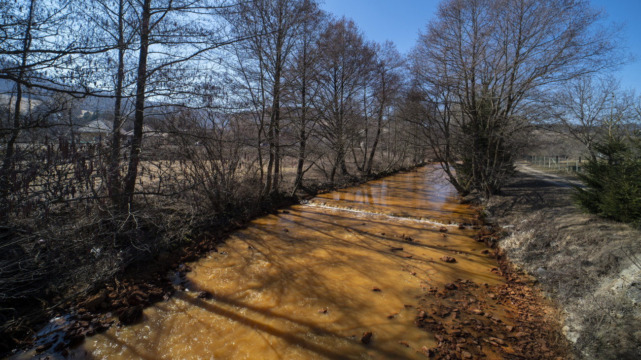 A Sajó folyó elszíneződött vize az egykori vasércbánya közelében a felvidéki Alsósajón (Nizná Slaná) 2022. március 14-én. Az eddigi mérések nem igazolták, hogy a Sajó vize szennyezett lenne Magyarországon, de a vizsgálatok továbbra is tartanak - közölte ezen a napon az Országos Vízügyi Főigazgatóság (OVF) annak kapcsán, hogy sajtóhírek szerint valamilyen szennyezőanyag került a vízbe a folyó szlovákiai szakaszán. A Miskolcnál és Sajópüspökinél végzett mérések nem igazoltak szennyeződést a vízben; a folyó vizének Ph- és oldott oxigén vizsgálata szerint mindkét mérés eredménye határértéken belül van. A vizet fémekre is vizsgálják, ezek eredményére még várnak. A Miskolci Vízügyi Igazgatóság szakemberei a Sajó szlovákiai szakaszán is dolgoznak, és a folyón felfelé haladva is méréseket végeznek.