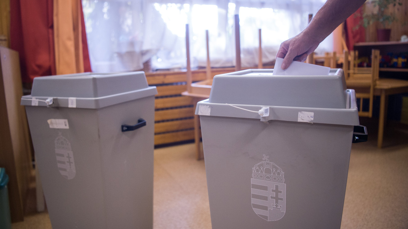 Szavazó az önkormányzati választáson a zuglói Örökzöld Óvodában kialakított szavazókörben 2019. október 13-án.
