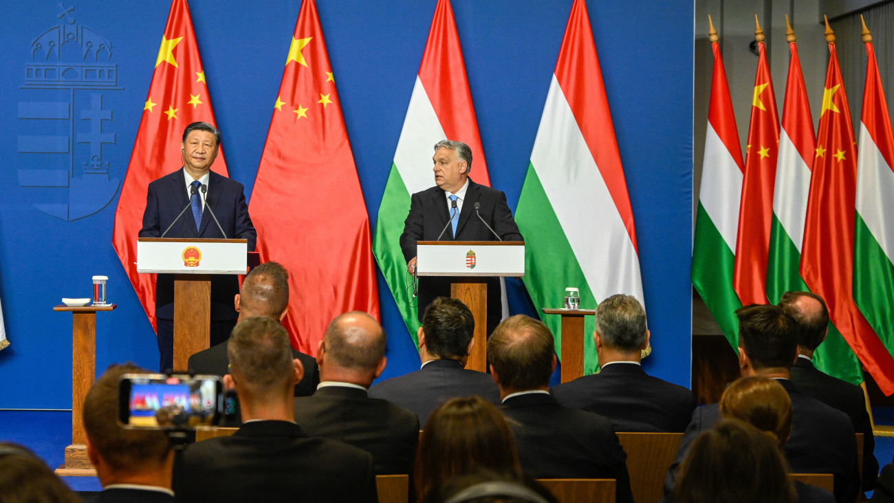Hszi Csin-ping kínai elnök (b) és Orbán Viktor miniszterelnök közös sajtótájékoztatója a Karmelita kolostorban 2024. május 9-én.