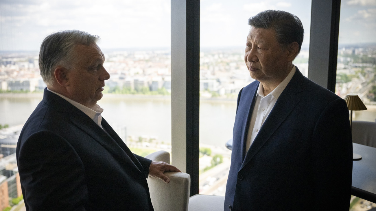 A Miniszterelnöki Sajtóiroda által közreadott képen Orbán Viktor miniszterelnök (b) és Hszi Csin-ping kínai elnök Budapesten, a Virtu étteremben, ahol közös ebéden vettek részt 2024. május 10-én.