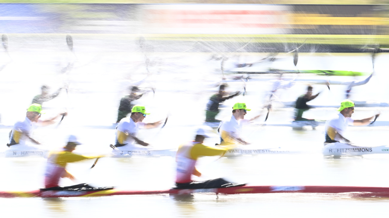 Az ausztrál Max Brown, Grant Clancy, Kurtis Imrie, és Hamish Legarth (második sor, b-j) a férfi kajak négyesek 500 méteres versenyének középfutamában a szegedi kajak-kenu világkupán 2024. május 10-én.
