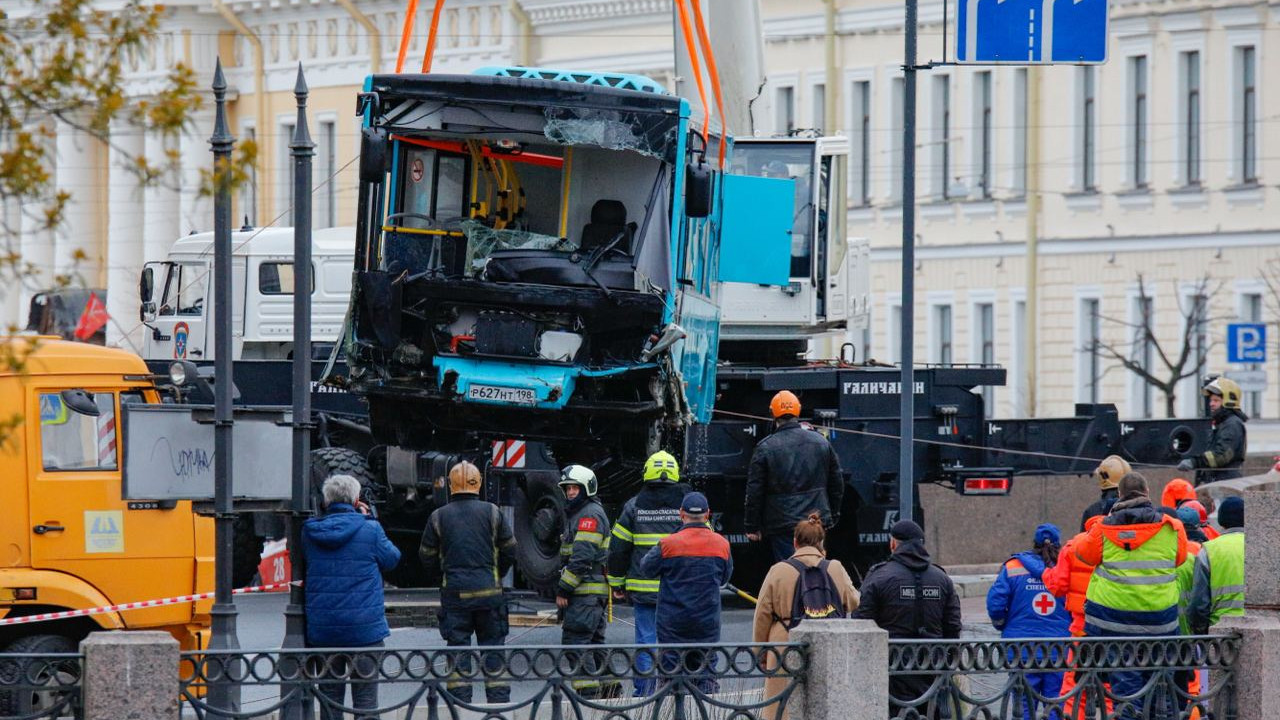 A Szentpéterváron folyóba zuhant busz roncsa. Forrás: X / OlgaRom