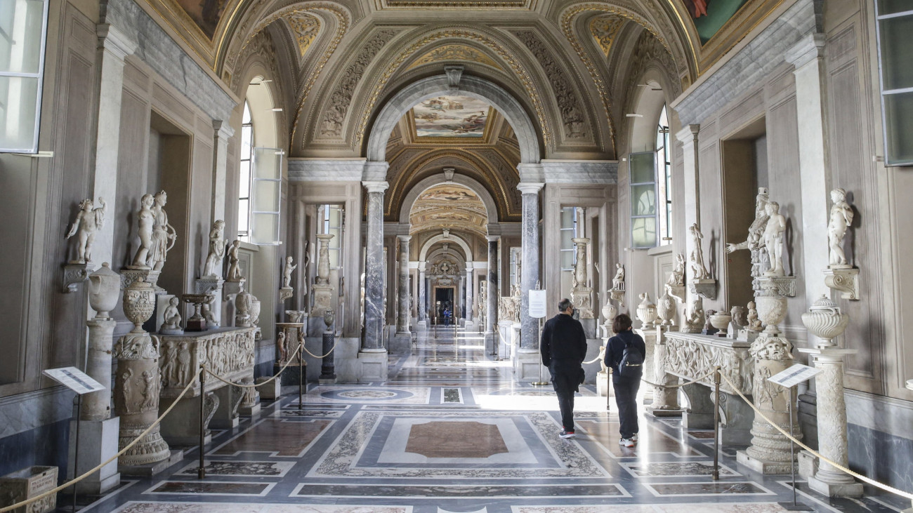 Látogatók egy teremben 2021. május 3-án, amikor a koronavírus-járvány ellen bevezetett korlátozások enyhítésének keretében újra megnyílnak a Vatikáni Múzeumok.