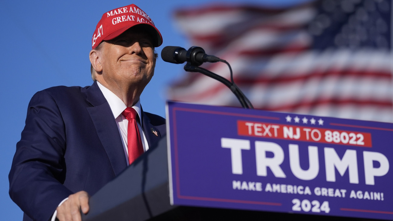 Donald Trump korábbi amerikai elnök, republikánus elnökjelölt választási kampányrendezvényt tart a New Jersey állambeli Wildwoodban 2024. május 11-én. Az elnökválasztást november 5-én tartják az Egyesült Államokban.