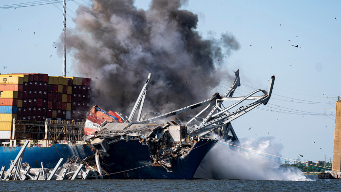 Lerobbantották az összetört hidat a hajóról - videók