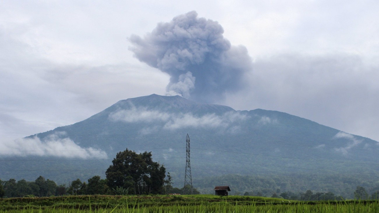 Hamufelhőt lövell ki a Marapi tűzhányó az indonéziai Nyugat-Szumátra tartományban elterülő Agam körzetben fekvő Batu Palano faluból nézve 2023. december 4-én. A vulkán december 3-i kitörése miatt legalább 11 ember életét vesztette.