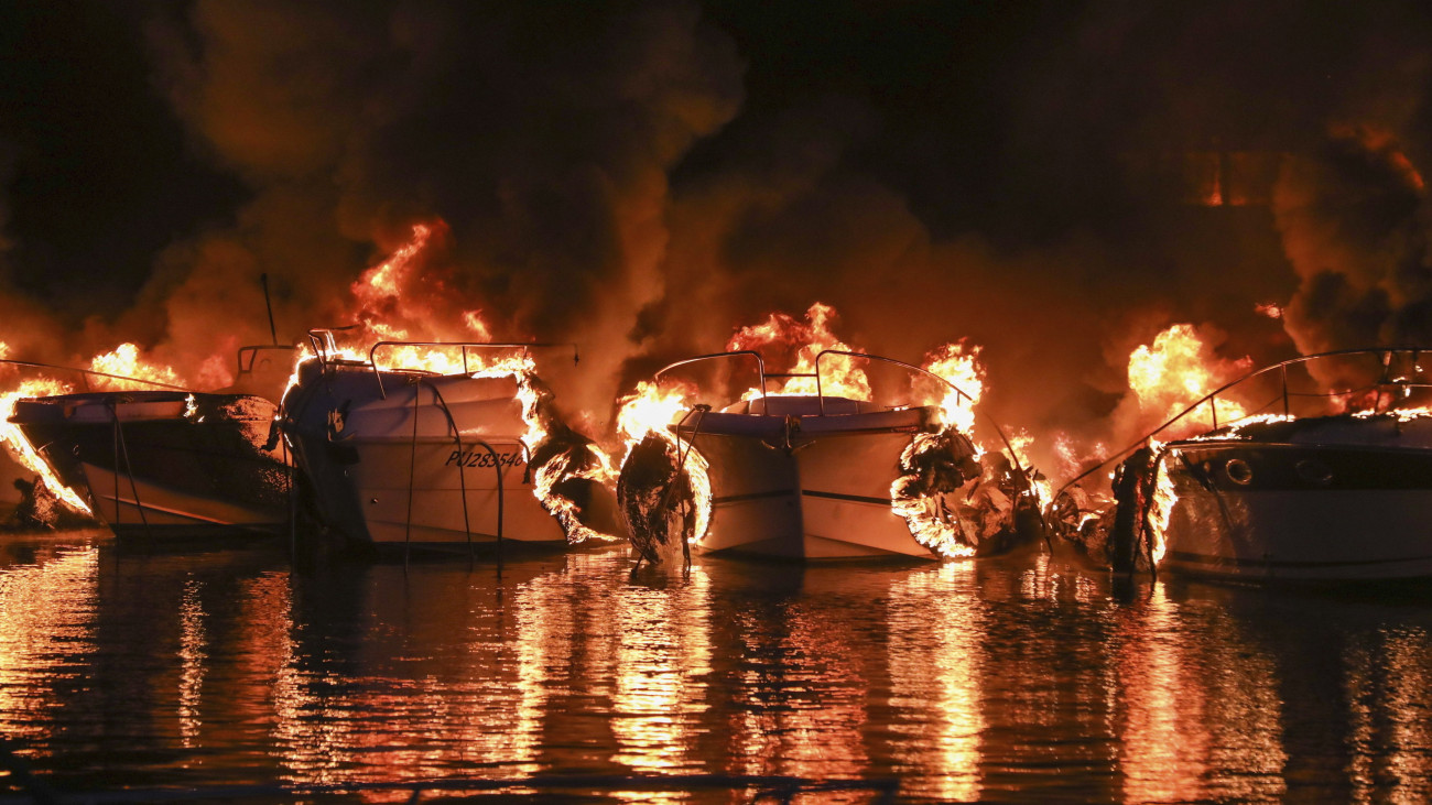 Tűz a horvátországi Medulin kikötőjében a 2024. május 15-re virradó éjszaka. A tűzben 22 jacht elégett, de a jelentős anyagi kár mellett emberi sérülés nem történt.