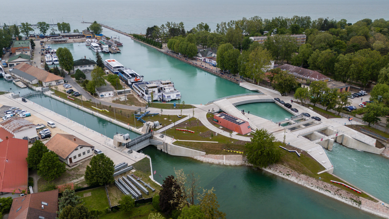Siófok, 2024. április 23.A drónnal készült felvételen az újjáépített Sió-zsilip és a közösségi térré alakított, parkosított egykori üzemi területe az átadás napján, 2024. április 23-án.