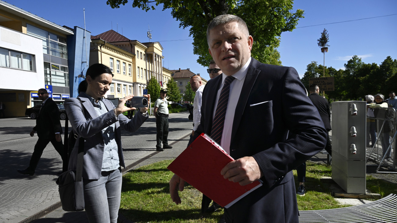 Robert Fico szlovák miniszterelnök érkezik a kormányülés kihelyezett ülésére a Pozsonytól mintegy 150 kilométerre, északkeletre fekvő Nyitrabányán (Handlova) 2024. május 15-én. Fico az ülés után kevéssel megsebesült egy lőfegyveres incidensben. A kormányfőt kórházba szállították. A feltételezett tettest őrizetbe vették.